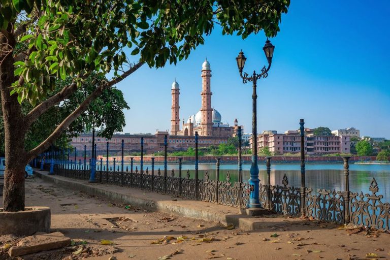 large_taj-ul-masajid-bhopal-madhya-pradesh-shutterstock_2165471509